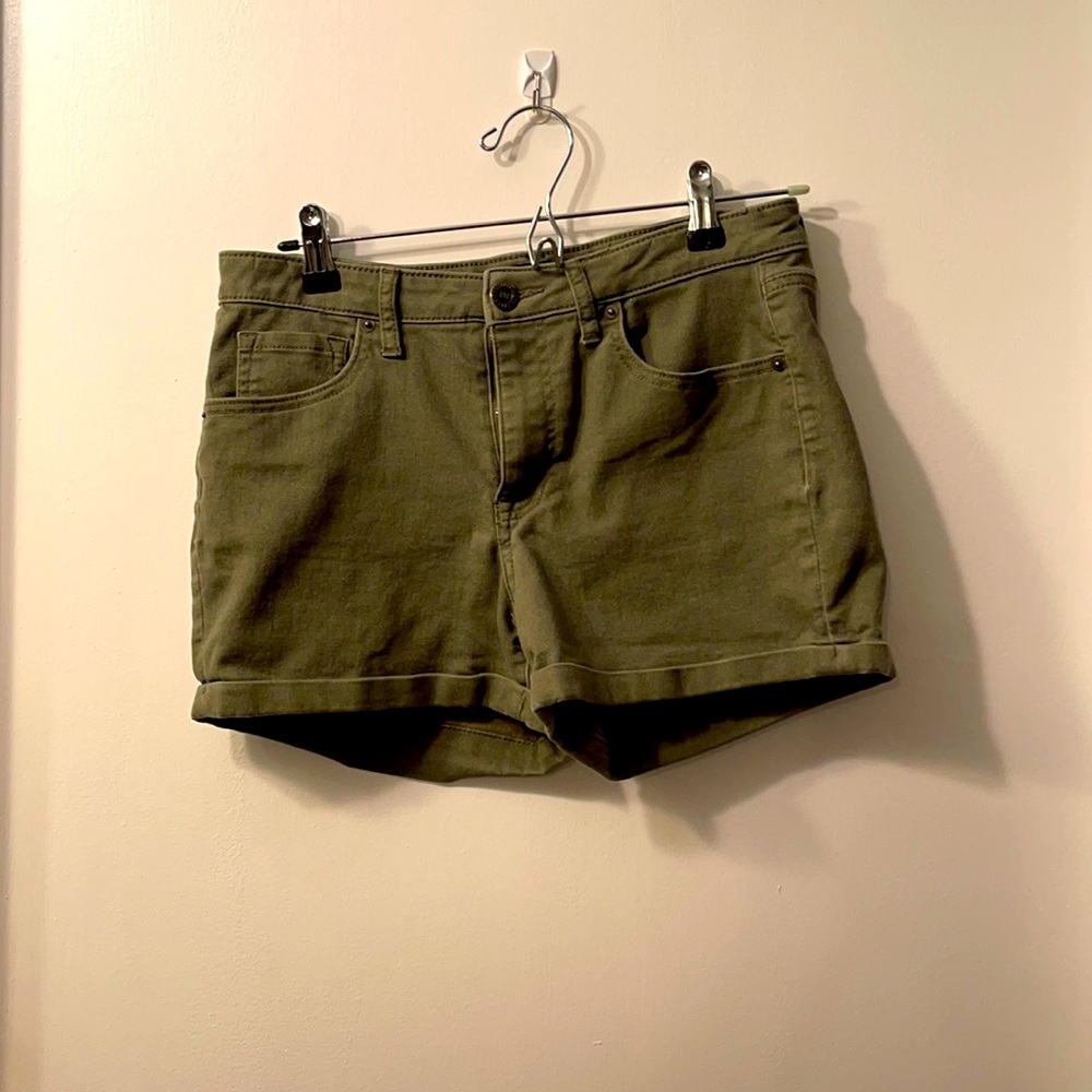 Comfy army green shorts